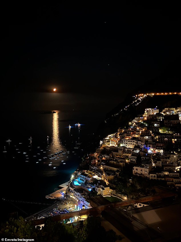 Noću je objavila i fotografiju Positano Shore s Mjesecom na vodi i svjetla koja su istaknula grad