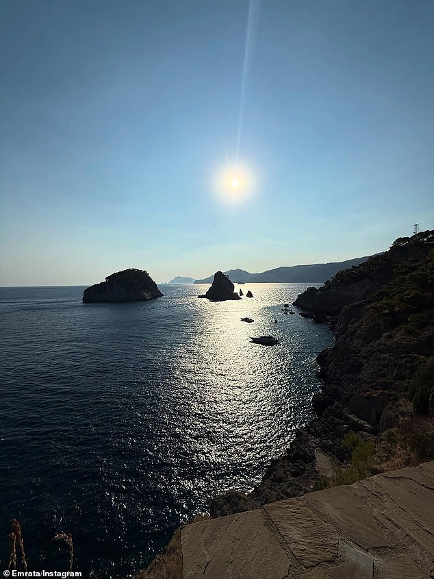 Tijekom dana, ona je također snimila i podijelila sličnu fotografiju stijena sa suncem koje je sjalo nad oceanom