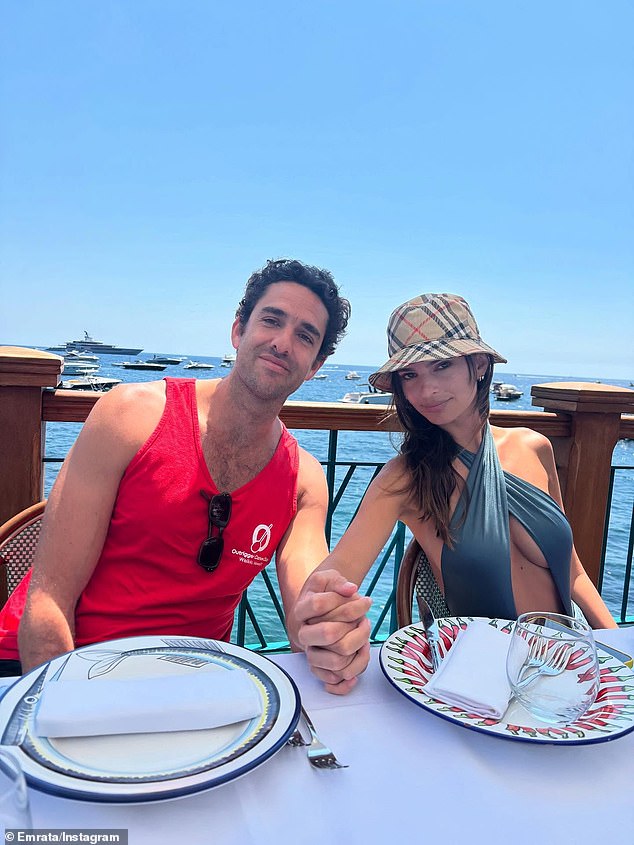 Na jednoj određenoj fotografiji viđena je i rukama isprepletenim sa svojom prijateljicom dok su zajedno sjedili za stolom za večeru na otvorenom