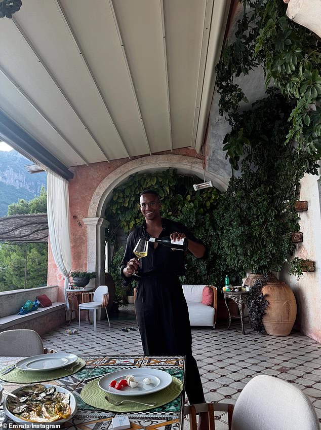 Model je također objavio snimku svoje prijateljice kako je s pomno izlila čašu bijelog vina na popločani dio dvorišta