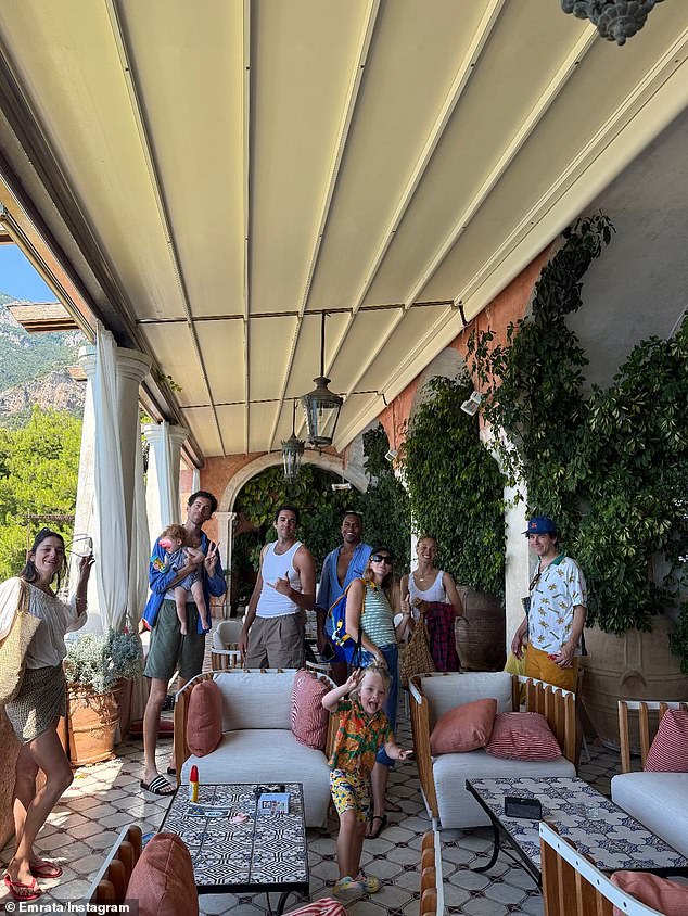 Model je također uključio fotografiju Positanoa noću, osvijetljena svjetlima, kao i iskren portret svojih prijatelja i njihove djece