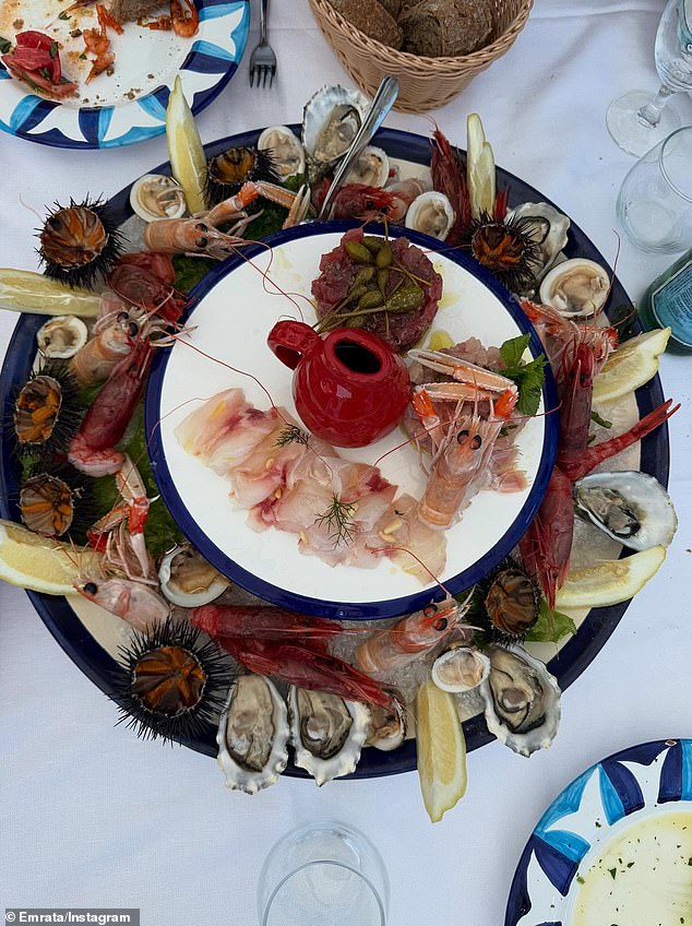 Objavila je fotografije ekstravagantnih obroka s morskim plodovima u kojima je uživala dok je bila na odmoru