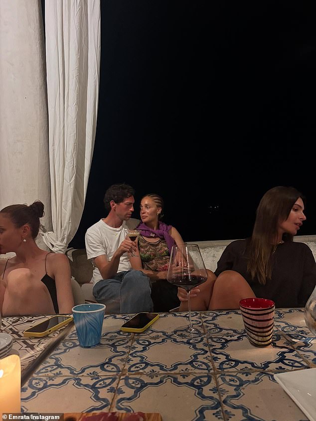 Ratajkowski je također objavio iskren snimak nje i njenih prijatelja koji uživaju u crno vinu i razgovoru na popločanom dijelu dvorišta