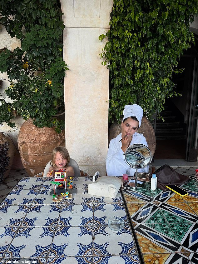 Kao dio svog posta na društvenim mrežama, također je uključila jedno sjećanje na to da se pripremi, stavljajući šminku u ogrtač, dok je njezin sin sjedio kraj nje, igrajući se s Legosom