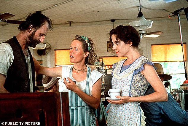 To je Mary Stuart Masterson! Glumica je najpoznatija po ulozi u filmu Fried Green rajčice iz 1991. godine (na slici s Mary-Louise Parker)