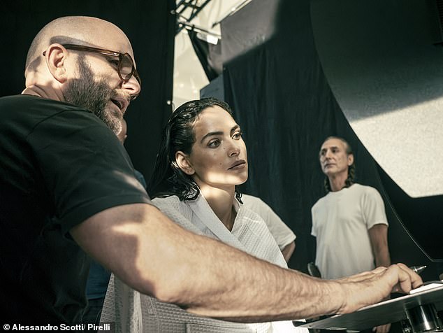 Adria promatra fotografije s snimanja
