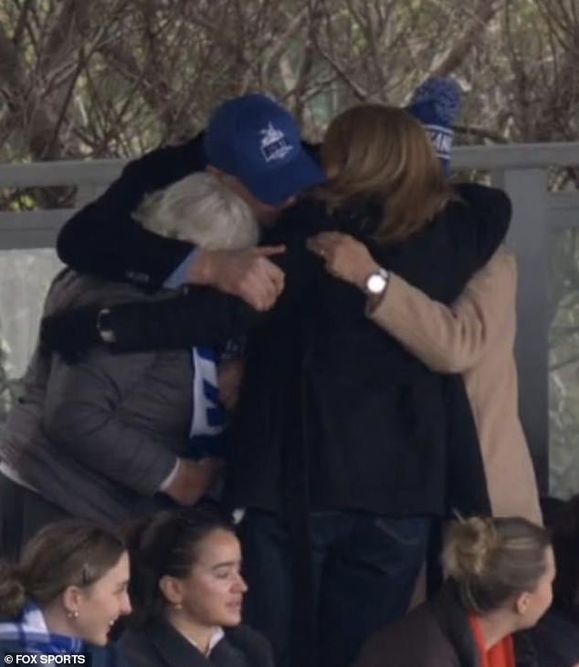 Članovi obitelji Trembath radosno su se zagrlili nakon što je 19-godišnja zvijezda podigla svoj debi AFL gola