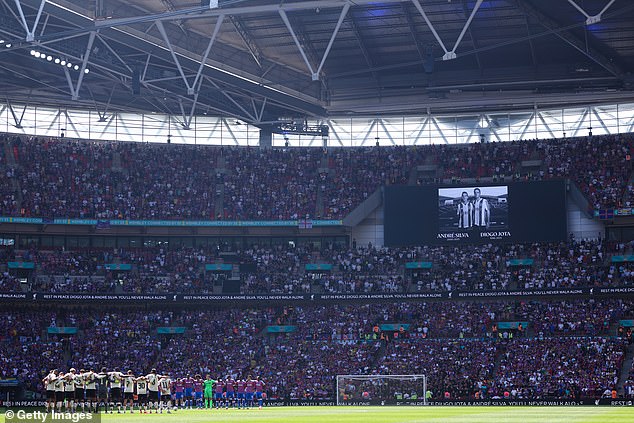 U Wembleyju su se čuli zvukovi dok su se dvije momčadi postrojile prije štitija zajednice u nedjelju