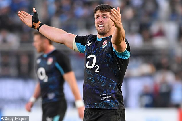 U stražnjem redu postoji zavidna snaga u stražnjem redu, a Ben Curry glumio je protiv Pumas