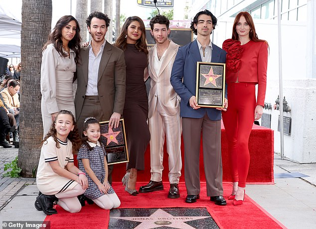 Jonas prikazan s Turnerom i njegovom braćom Nickom i Kevinom Jonasom, zajedno s njihovim suprugama Danielle Jonas i Priyanka Chopra