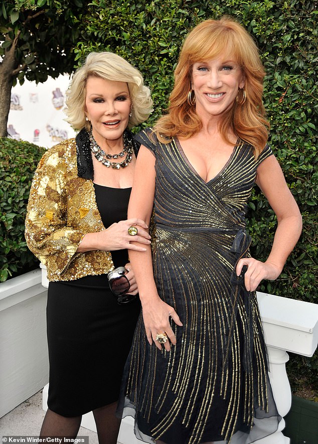 Melissina pokojna majka Joan Rivers (L, na slici 2009.) bila je Griffinov mentor, i uvijek je bila iskrena prema svojim višestrukim kozmetičkim operacijama: 'Imala sam toliko plastične operacije, kad umrem, donirat će moje tijelo Tupperwareu'