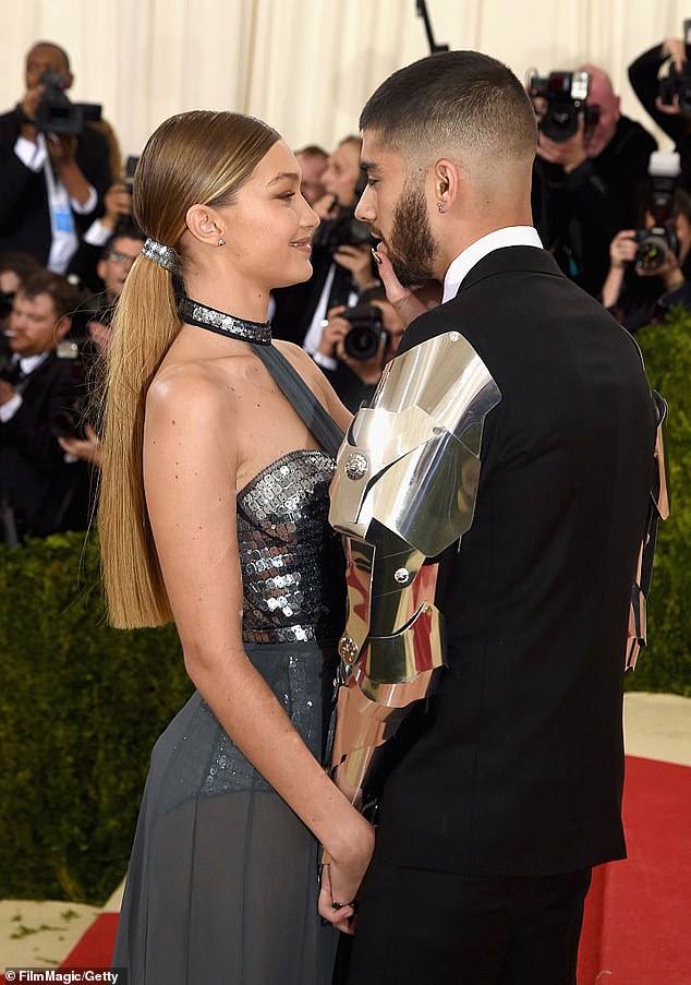 Zayn je nastavio do danas Supermodel Gigi Hadid, ali par za uključivanje/isključivanje podijelio se za dobro krajem 2021. godine nakon što je bio umiješan u red s Gigiinom majkom Yolandom (na slici 2017.)