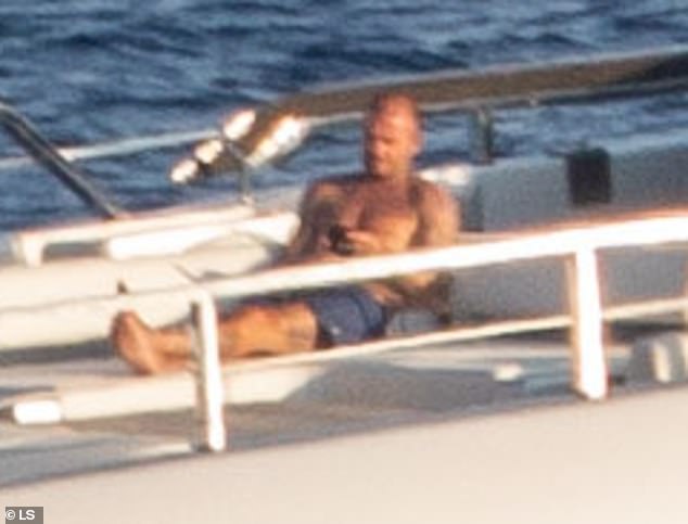 U međuvremenu, David (50) i Victoria (51), Beckham je nastavio natapati sunce na njihovoj superaciji od 16 milijuna funti kraj toskanske obale usred njihovog raskošnog talijanskog bijega u nedjelju