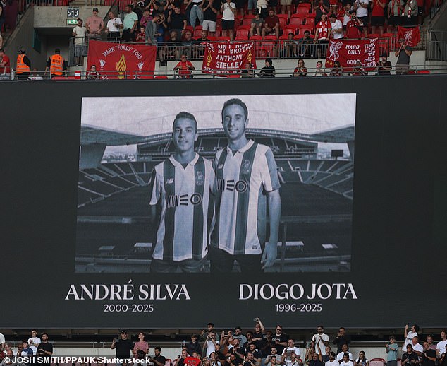 I Crveni i palača odali su počast pokojnom zvijezdi i njegovom bratu Andreu Silva na The Community Shield u nedjelju