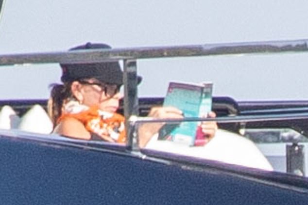Bookworm Victoria bila je zaokupljena svojim romanom