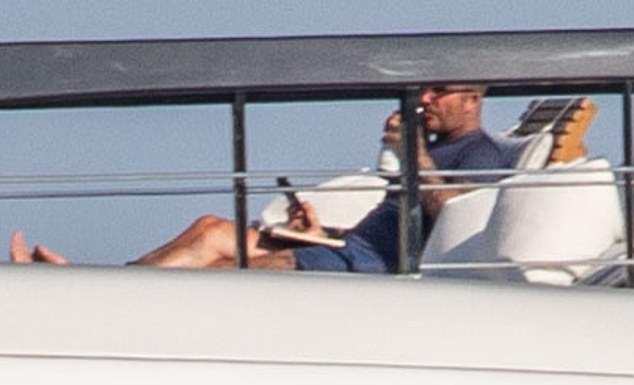 Tijekom pauze od njegovog meke korice, nogometaš je pio piće i pogledao svoj telefon