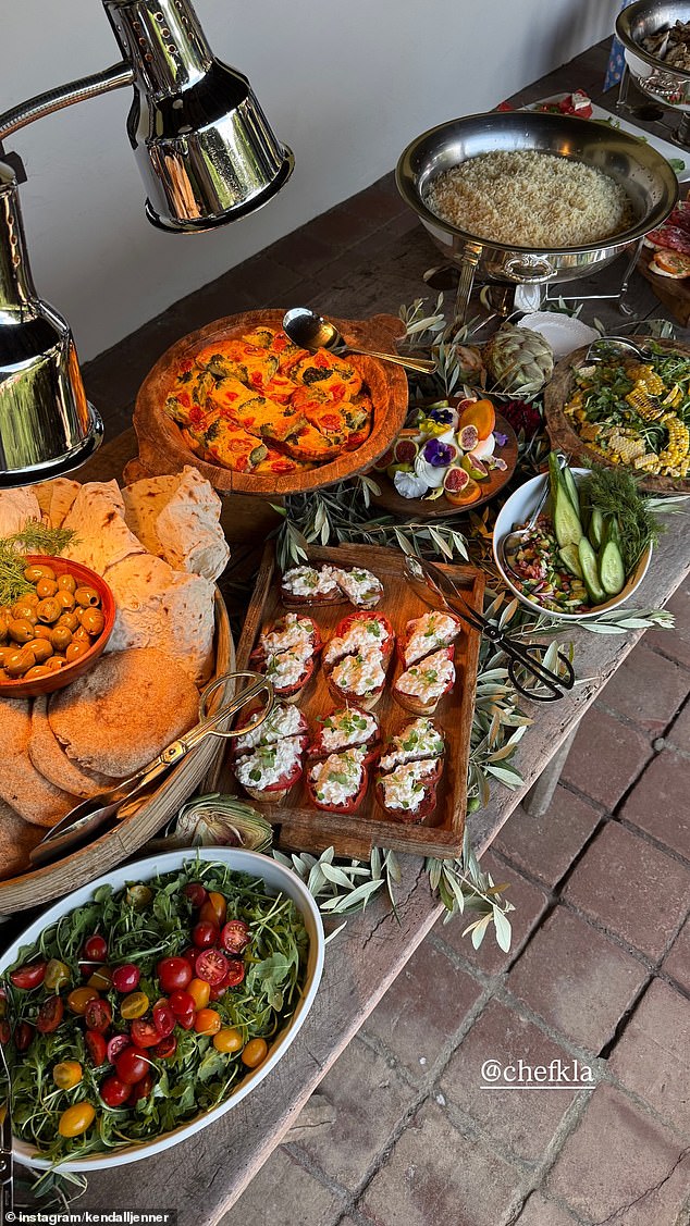 Mediteranski buffet uključivao je jednostavnu salatu od ruku i rajčice, punjene paprike, masline, pita kruh, salatu od krastavca, kuskus i još mnogo toga