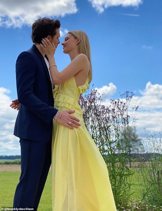 Par je započeo izlaske u listopadu 2019., nekoliko mjeseci kasnije postao je službenik Instagrama, a do srpnja 2020. Brooklyn je postavio pitanje (njihova zaručnička pošta na slici)