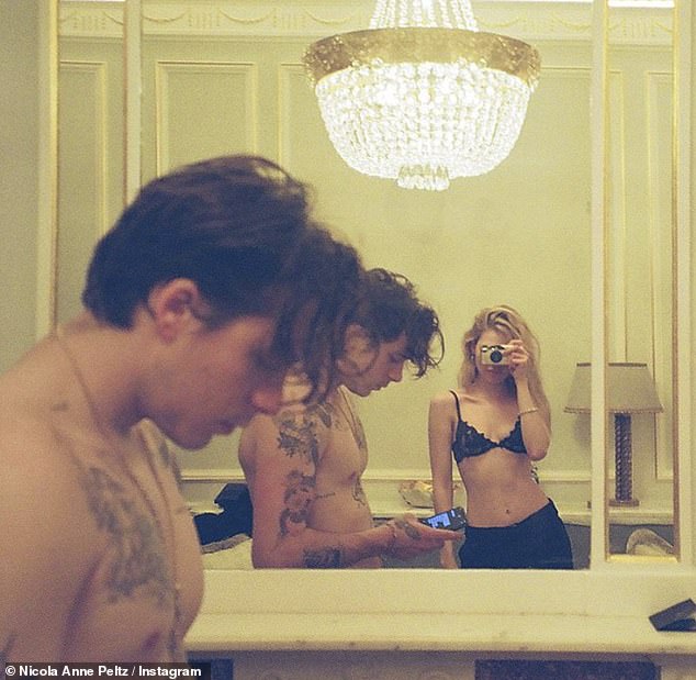 Nicola Hard pokrenula je svoju vezu na društvenim medijima 2019. godine, dijeleći racy Mirror Selfie (na slici)