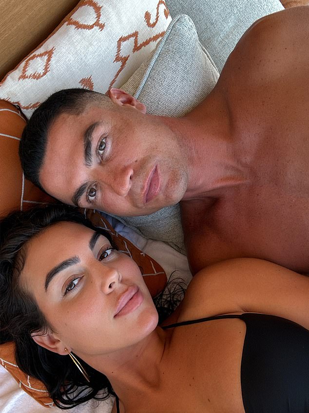 Nogometaš i njegova zaručnica podijelili su vijest na svojoj Instagram stranici u ponedjeljak dok je dijelila sliku dijamantskog prstena koji ispušta čeljusti