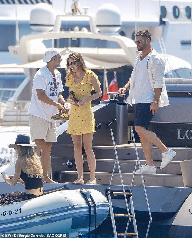 Gabriella Brooks, koja se družila s igrama gladi od 2019. godine, pukla je u 42. rođendan Chrisa Hemsworth -a u Ibizi