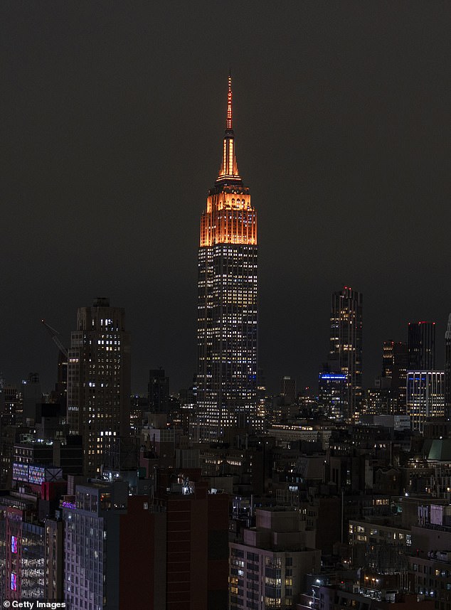 U ponedjeljak je službeni X račun za ikonični neboder u New Yorku podijelio sliku zgrade s gornjim dijelom osvijetljenim narančastim svjetlima; Empire State Building prikazana u veljači