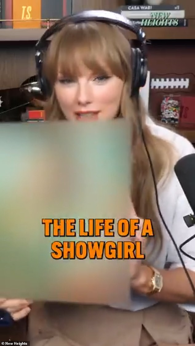 Taylor je u ponedjeljak šokirala svoje vjerne obožavatelje odbrojavanjem najave svog novog albuma, koju je podijelila u pregledu dečka Travisovog podcasta New Heights (na slici)
