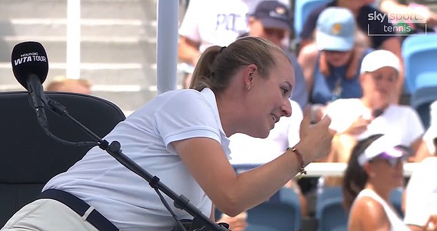 Raducanu je upozorio sudij da joj nije dopušteno da izravno ode svom treneru