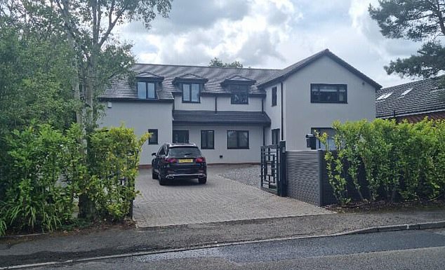 Isak je napustio imovinu s četiri spavaće sobe, ali Daily Mail Sport shvaća da je nepovezano s njegovom željom da se pridruži Liverpoolu