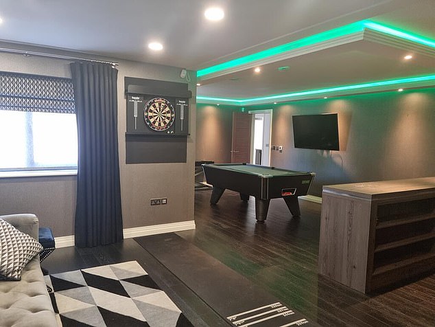 Obiteljska banda ukrala je Isakov sportski automobil, nakit u vrijednosti od 68.000 funti i do 10.000 funti u gotovini u provaljivanju na imanju prošlog travnja