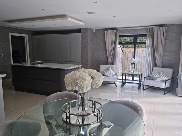 Susjedi su rekli Daily Mail Sport -u da je Isak planirao otići nakon što je bio žrtva provala koje je otkrio ranije ove godine, ostavio ga je 