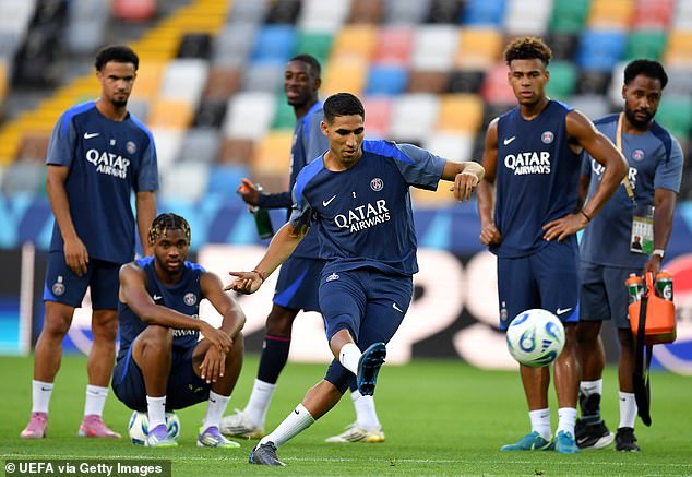 Njegova strana Spursa priprema se da u srijedu navečer preuzme PSG (gore) u Super kupu