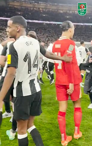Isak je podijelio zagrljaj i razmjenu s Virgilom van Dijkom nakon finala Carabao Cupa