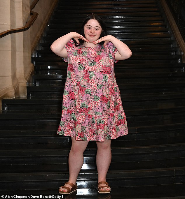 Ellie je manekenka, glumica i influencer koji je postao prvi model s Downovim sindromom koji je ukrasio naslovnicu Britanskog Voguea (na slici na pisti u lipnju 2025.)
