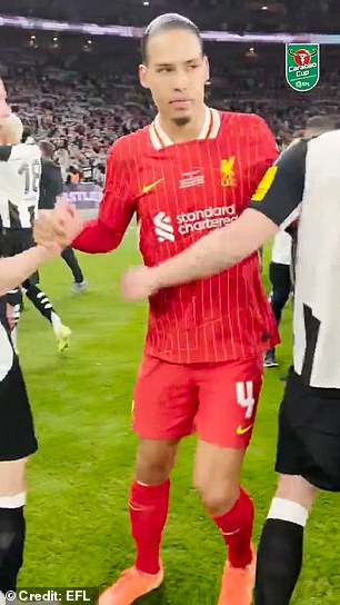 Van Dijkove čestitke igračima Newcastlea bile su drugačije od njegovog pozdrava prema Isaku