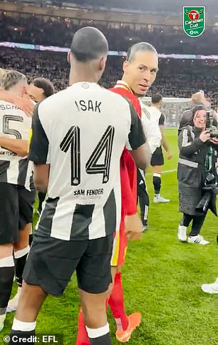Isak je podijelio zagrljaj i razmjenu s Virgilom van Dijkom nakon finala Carabao Cupa