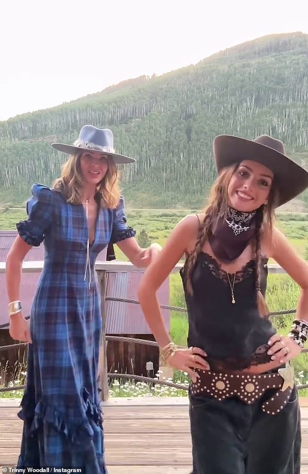 Poduzetnica ljepote, 61, pridružila se njezina lookalična kći Lyla Elichaoff, 21, dok su krenuli istražiti Dunton Hot Springs, grad Ghost iz 19. stoljeća