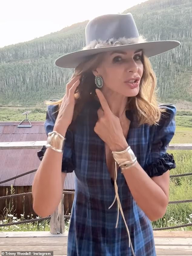 Noseći kaubojski šešir za obiteljsko putovanje, Trinny je pokazala svoj novi izgled u videu koji je podijelila na svom Instagramu
