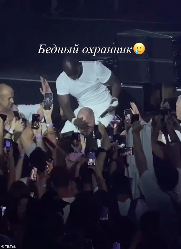 Akon, koji je upravo svirao dva koncerta u zemlji, pjevao je 2009. Hit Sexy Chick kad je skočio s pozornice i popeo se na čuvara ramena