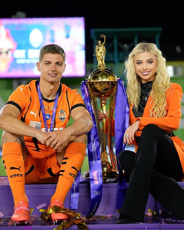 Savina je u braku s 26-godišnjim Ukrajinskim međunarodnim Shakhtar Donjeckom Valeriy Bondar