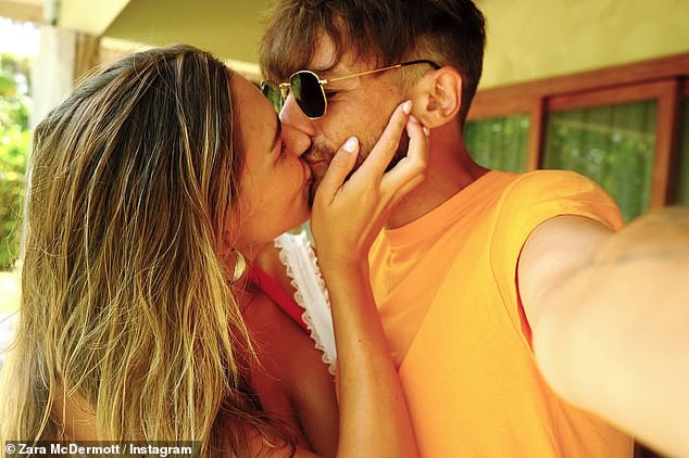 Zara je službeno najavila svoju vezu s Louisom na Instagramu ranije ovog mjeseca s vrlo PDA postom (na slici), pet mjeseci nakon što su prvi put povezani s druženjem