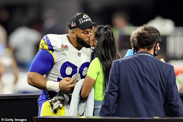Aaron Donald poljubi svoju ženu nakon što je u veljači 2022. pobijedio Super Bowl LVI