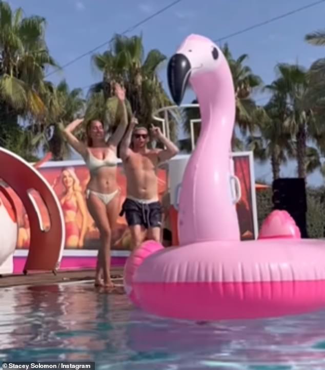 TV ličnost, 35, izgledala je ništa drugo nego senzacionalno dok je pokazala svoju lik u krem bikini