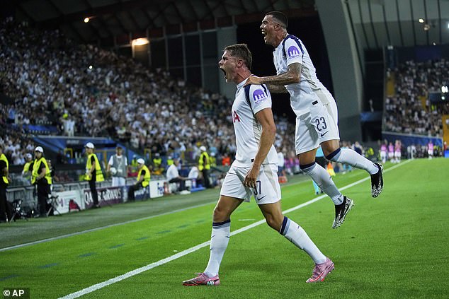 Branitelj Spursa Micky van de Ven stavio je Tottenham u kontrolu s golom neposredno prije poluvremena