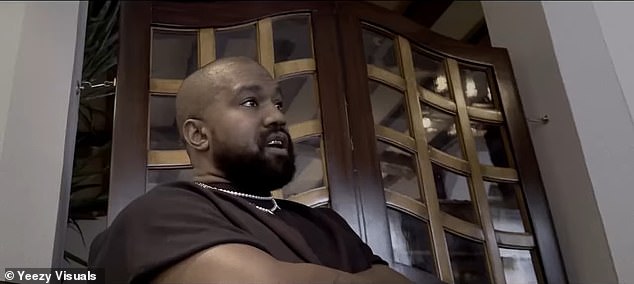Između kratkih videozapisa o njemu i njegovoj djeci, West se mogao vidjeti na kreativnim sastancima