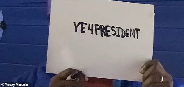 Mnoge njegove nedavne kontroverze nisu bile uključene u prikolicu. Prethodno najkontroverzniji, jedan isječak pokazao je kada je proglasio svoju predsjedničku vožnju i održao znak. Također je i dalje nosio svoj vjenčani prsten