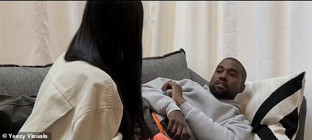 Na početku prikolice, koji je u srijedu debitirao na YouTubeu, pokazao je napet trenutak između Kardashian i West -a, koji sada prolaze pored vas, kad su još bili u braku