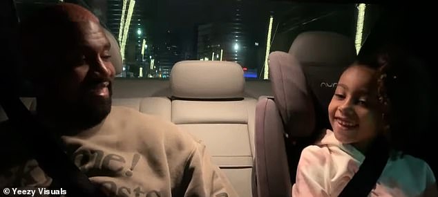 U prikolici se West mogao vidjeti sa svojom djecom i putovati sa svojom najstarijom kćeri North West kad je bila dijete