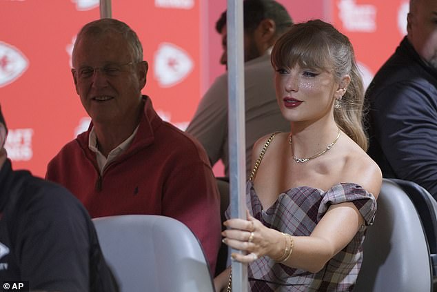 Taylor je rekla da su liječnici njenog oca bili zadivljeni što još uvijek hoda s tako teškim blokadama, a rekli su da mu je potrebna operacija 'kao, sutra'; Na slici u listopadu u Kansas Cityju, Missouri