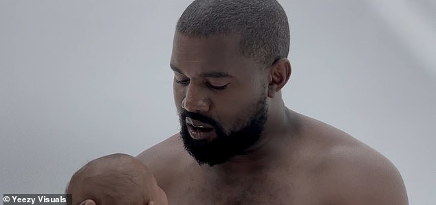 Iako je Kardashian bila u prikolici, njezini su nastupi bili kratki. Kroz cijelu prikolicu, međutim, glazbenik koji je osvojio Grammy neprestano je predstavio svoju malu djecu